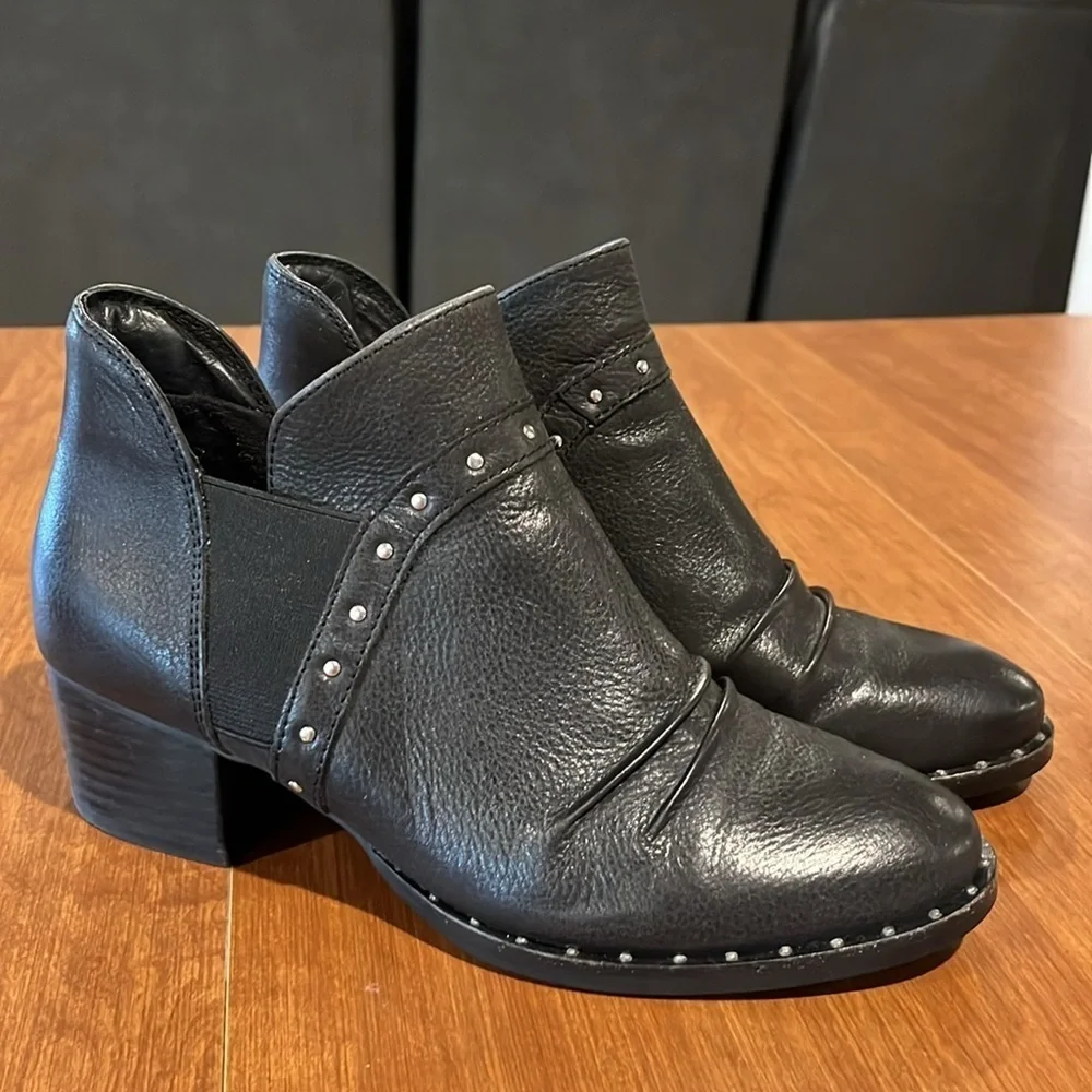 Earth Delrio Black Leather Studded Ankle Boots size 7.5